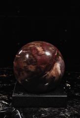 Шар из окаменелого дерева